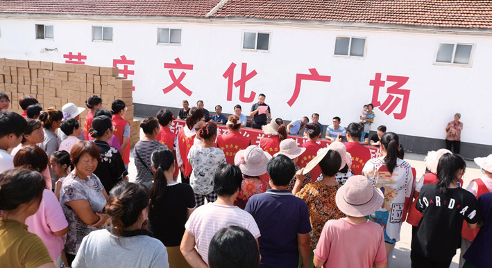 Nuoer Group donates sanitary pads to Rongzhuang Village.